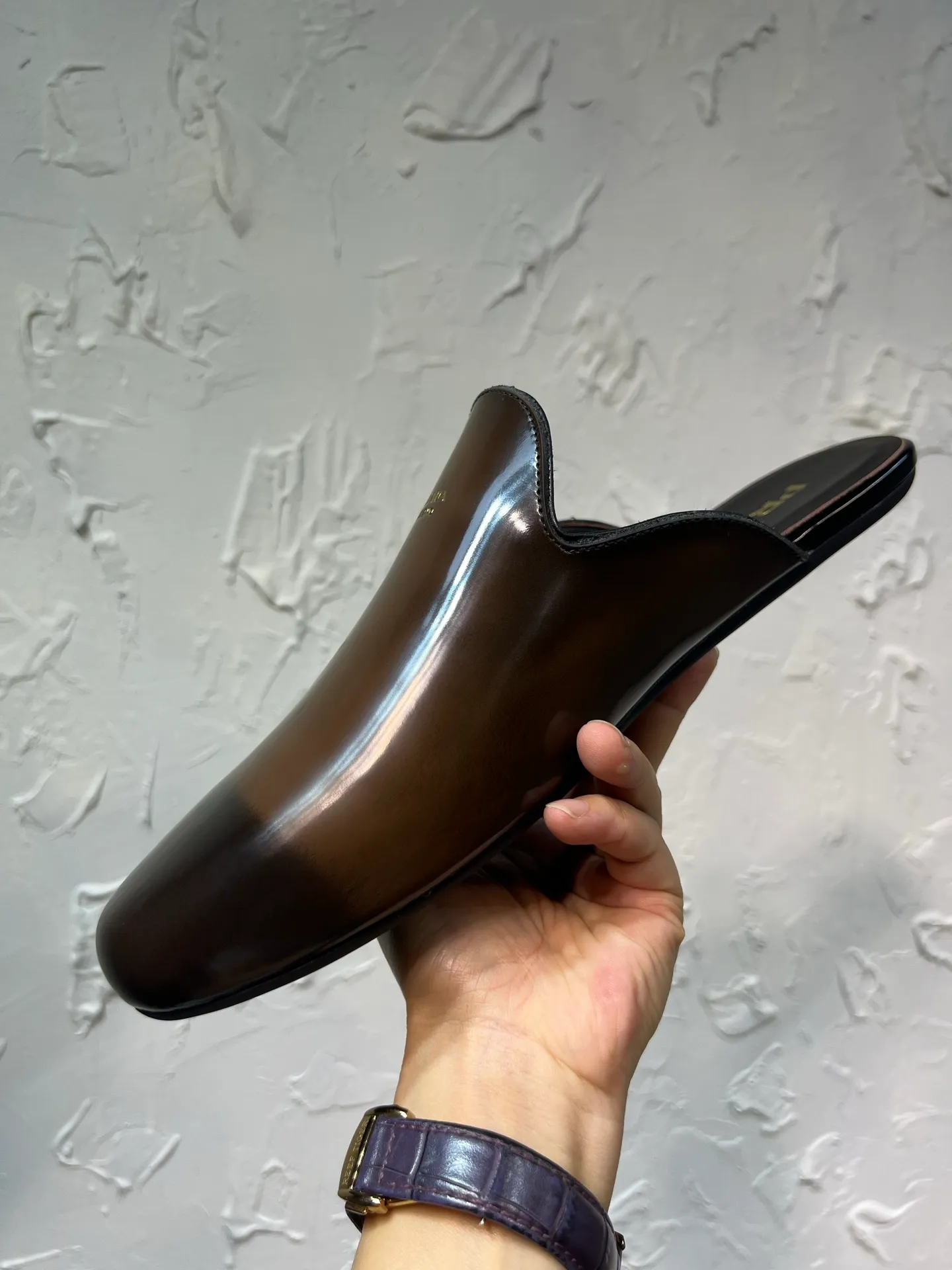 P700 prada derby2025 spring and autumn latest Prada retro men's bright leather slippers, Shuffle toe hollow mule shoes, imported open edge beads, lining and foot pads in cowhide, light rubber sole, sole thickness 10 mm, black and brown 2-color original packaging Code number: 39-46
